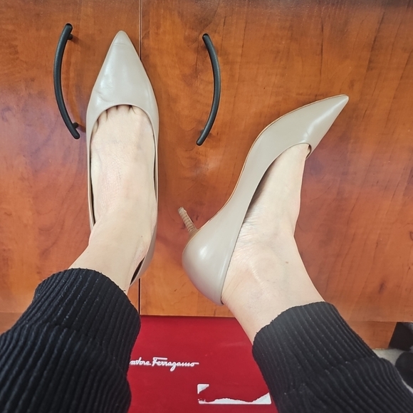 Salvatore Ferragamo Leather Low Heel Pumps Size 9B - Picture 1 of 11